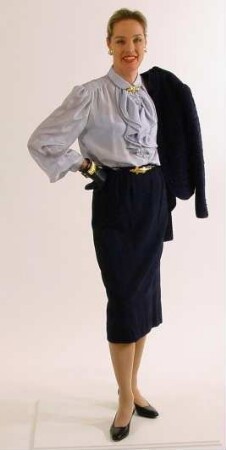 Elegantes marineblaues Kostüm in Muster- und Materialmix