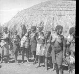 Einheimische Frauen im "Tal der tausend Hügel", Dorf westlich von Durban, Südafrika