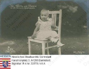 Hubertus Prinz v. Preußen (1909-1950) / Porträt als Kleinkind, auf Stuhl in Garten sitzend, Ganzfigur