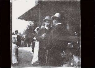 Personengruppe vor Festspielhaus Bayreuth