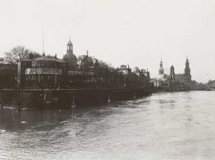 Dresden-Altstadt. Elbehochwasser im Frühjahr am Terrassenufer. Blick von der Carolabrücke