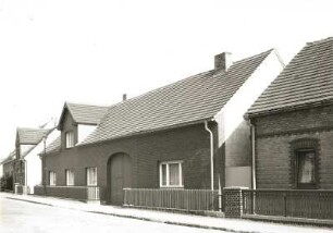 Schleife, Friedensstraße 80. Gehöft. E. 19. Jh., verändert. Wohnhaus mit Durchfahrt. Straßenansicht