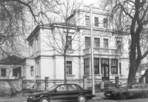 Dresden-Neustadt, Radeberger Straße 25. Wohnhaus (1871). Straßenansicht mit Einfriedung