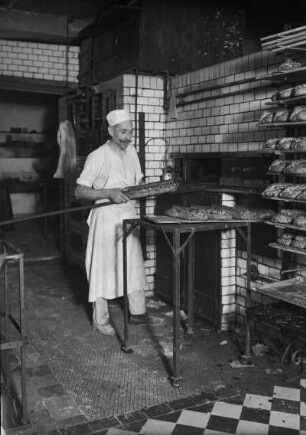 Dresden-Altstadt, Webergasse 35. Feinbäckerei und Conditorei Firma "Hermann Angermann", Inhaber Franz Seraph Schmid. Christstollenbäckerei. Das Herausnehmen der fertig gebackenen Stollen aus dem Backofen