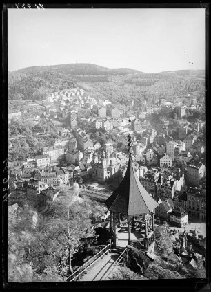 Karlsbad (Karlovy Vary/Tschechische Republik). Blick über die Stadt mit Mayer-Gloriette