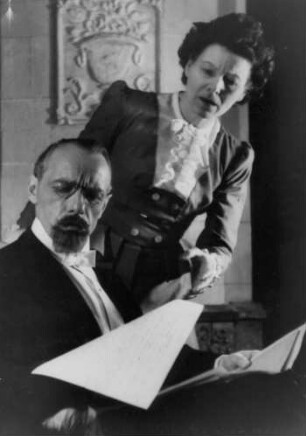Die Schauspieler Ehmi Bessel (1904-1988) und Erich Weiher (1893-1972) während einer Aufführung des Theaterstückes "Nora oder Ein Puppenheim" von Henrik Ibsen am Thalia Theater 1947