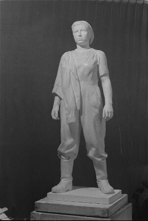 Originalmodell der Traktoristin : Originalmodell der Traktoristin. Gips (vor 1953; W. Arnold)