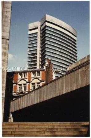 Altbau kontrastiert mit Hochhaus (Altersgruppe bis 14)