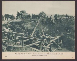 Die große Schlacht im Westen. Pioniere überbrücken einen Minentrichter im Kampfgelände zwischen St. Quentin - Ham.