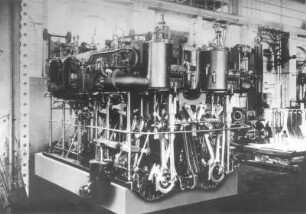 Dreifach-Expansionsdampfmaschine (für Torpedoboote) in einer Werkhalle : Elbing. Lokomotiv-, Maschinen- und Turbinenfabrik F. Schichau . Dreifach-Expansionsdampfmaschine (für Torpedoboote) in einer Werkhalle