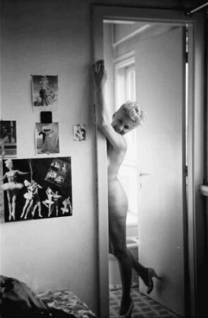 Bukarest: [Hotel] Lido: Hilda Sando im Bad