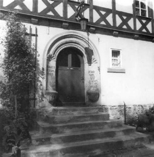 Reinsberg, Kirchgasse 6. Pfarrhaus (1589, 1921/1922 neu erbaut; bezeichnet). Sitznischenportal