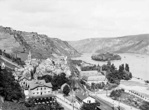 Blick von Süden auf Bacharach mit Hotel Herbrecht, Bahnhof, St. Peter, St. Nikolaus, Wernerkapelle und die sogenannte Hitlerhöhe mit Hakenkreuz im Hintergrund