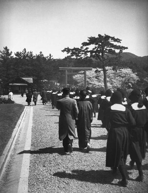 Ise. Ise-Schrein (Ise-jingū). Besucher vor dem Torii