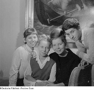 Gruppenporträt von vier Geschwistern