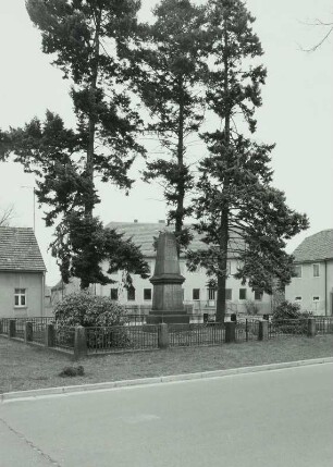 Denkmal für die Gefallenen des 1. Weltkrieges : Königswartha. Marktplatz. Ansicht mit Denkmal für die Gefallenen des 1. Weltkrieges (nach 1918)