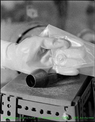 Detail eines Verschlusses eines Glovebox-Zugangs am Europäischen Institut für Transurane (ITU)