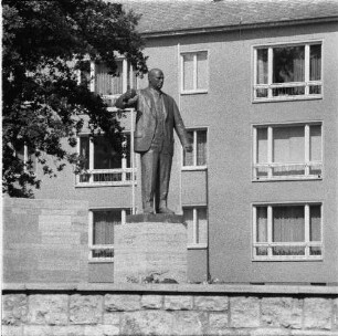 Thälmanndenkmal : Thälmanndenkmal. Bronze; Höhe 170 cm (Statue) (1958; W. Arnold). Weimar, Platz der 51.000