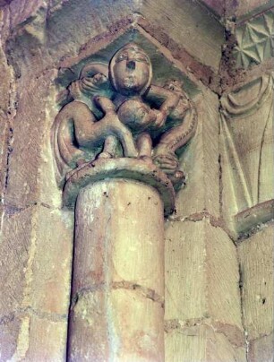 Kapitell mit Darstellung zweier kämpfender Figuren