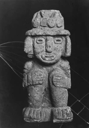 Steinfigur eines Hockenden