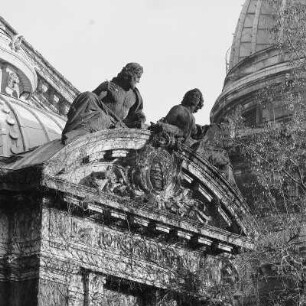 Dresden, Kunstakademie, Südportal, Bekrönung