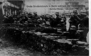 Regierungstruppen hinter einer Steinbarrikade während der Revolutionskämpfe im März 1919.