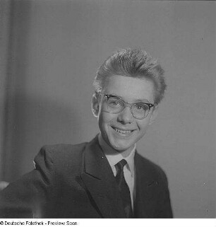 Porträt eines jungen Mannes mit Brille
