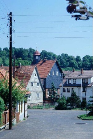 Häuser am Dorfplatz, hinten alte Schule; Dorfkern ist denkmalgeschütztes Ensemble