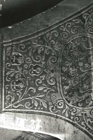 Bergbarte. Eisen, geätzt, graviert. Detail: Teilansicht der Klinge mit Marken und dänischem Wappen