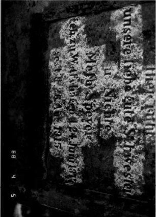 Grabstein 13 (Index: 100108231) Material: Sandstein Zustand: leicht abgeblättert Maße HxBxT: 104x59x25 cm Beschreibung: Stele, Sockel, Rundbogenabschluß, Schriftfeld eingetieft: Grabstein 13B