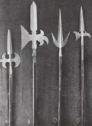 Stangenwaffen: drei Helmbarten und eine Partisane