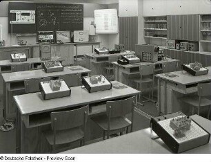 Schulbank : Ausstellungskoje mit Polytechnischem Kabinett. Ansicht mit Anbauwand und Schulbänken (1973)