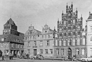Greifswald, Markt, Ostseite, Markt 11, spätgotisches Haus mit Staffel-Pfeilergiebel