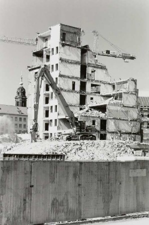 Abriß des Erweiterungsbaus des Polizeigebäudes (erbaut 1976-1979; G. Fischer, M. Fasold). Blick von der Rampischen Straße zum Turm der Kreuzkirche