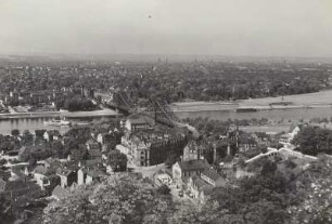 Loschwitz, Elbe mit Loschwitzer Brücke ("Blaues Wunder") und Blasewitz. Personen-Seitenraddampfer manövriert quer von der Station Loschwitz zur Station Blasewitz. Blick von der Loschwitzhöhe : Dresden. Loschwitz, Elbe mit Loschwitzer Brücke ("Blaues Wunder") und Blasewitz. Personen-Seitenraddampfer manövriert quer von der Station Loschwitz zur Station Blasewitz. Blick von der Loschwitzhöhe