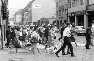 Freiburg: Publikum überquert die Kaiser-Joseph-Straße auf dem Zebrastreifen