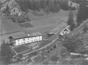 Gehöft im Tal : Blick auf ein Gehöft in einem Tal