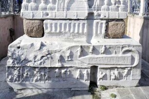 Sogenannter Theodosius-Obelisk — Sockel des Theodosius-Obelisken — Nordseite: Basisrelief mit Aufstellung des Obelisken