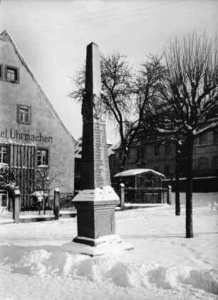 Distanzsäule : Bad Gottleuba, Markt. Distanzsäule (1731) im Winter
