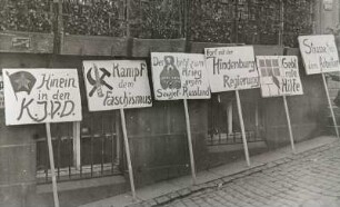Plakate mit Losungen die bei der Demonstration zum Antikriegstag am 1.08.1931 in Markersbach mitgeführt wurden : Schwarzenberg. Plakate mit Losungen die bei der Demonstration zum Antikriegstag am 1.08.1931 in Markersbach mitgeführt wurden, vor dem Ratskeller stehend