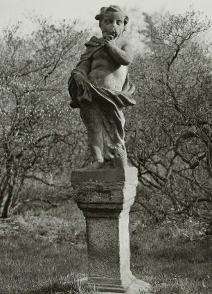 Putto auf Sockel, an Blüte riechend
