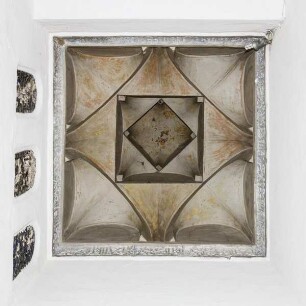 Geometrisch dekoriertes Gewölbe im Eingangsbereich des Mudéjar Palastes