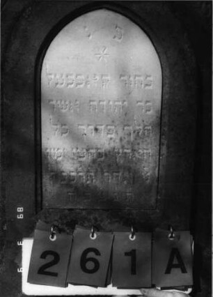 Grabstein 261 (Index: 100099935) Maße HxBxT: 126x57x24 cm Symbolik: Verzierungen, Stern: Grabstein 261A