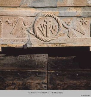 Thronende Madonna mit Kind und Engel, die das IHS tragen