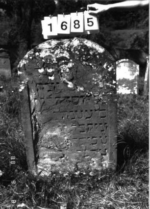 Grabstein 1685 (Index: 100097732) Maße HxBxT: 104x62x9 cm Symbolik: Levitenkanne: Grabstein 1685