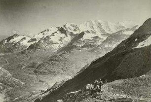 Kanton Graubünden. Berninagrupge. Blick vom rechten Talrand des Val del Fain nach Südosten. Im Mittelgrund links das Berninatal mit der Berninabahn. Im Hintergrund von links nach rechts: Sassal Masone (3036 m), Pizzo Cural (3426 m), Piz Cambrena (3604 m), Piz del Palü (3912 m) u. a.