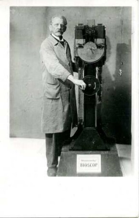 Max Skladanowsky mit seinem "Bioscop I" von 1895