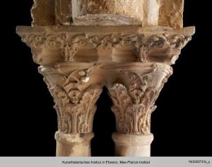 Kapitell mit floralen Ornamenten - S9Sh58