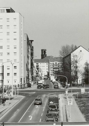 Blick aus einem fahrenden Zug von der Eisenbahnbrücke über die Kreuzung Ammonstraße mit Hotel Elbflorenz gegen den Turm der Annenkirche