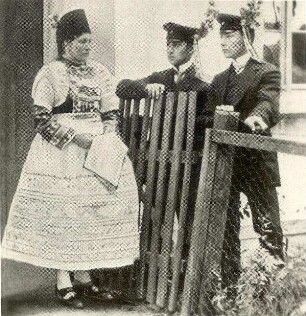 Hoyerswerdaer Brautjungfer und Burschen : Kleidung -Hoyerswerdaer Tracht. Ort: Wojerecy / Hoyerswerda. Hoyerswerdaer Brautjungfer und Burschen